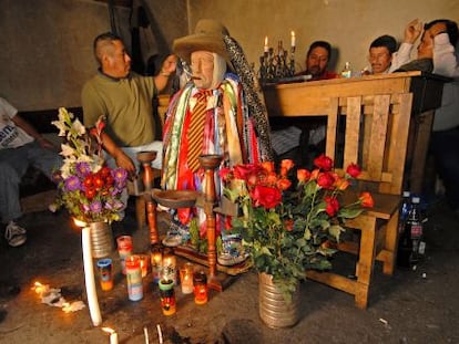 Culto a Maxim&oacute;n, en Solol&aacute;, en la regi&oacute;n suroccidental de Guatemala.