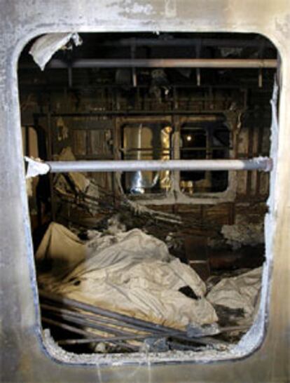 Cuerpos de víctimas cubiertos con sábanas en un vagón del metro incendiado en Daegu.