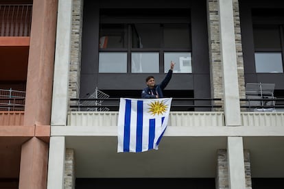 Un atleta uruguayo saluda desde el balcón de su apartamento.