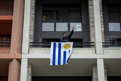 Un atleta uruguayo saluda desde el balcón de su apartamento.