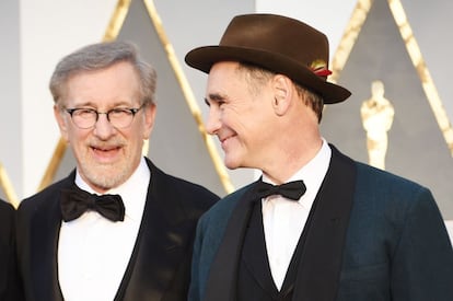 El director Steven Spielberg y el actor Mark Rylance a su llegada a la 88 edición de los Oscar