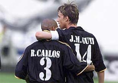 Guti y Roberto Carlos se abrazan tras el gol del primero en Vallecas.