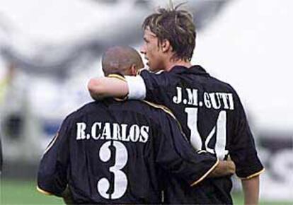 Guti y Roberto Carlos se abrazan tras el gol del primero en Vallecas.