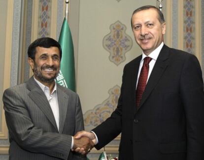 El presidente de Irán, Mahmud Ahmadineyad, a la izquierda, saluda al primer ministro turco, Recep Tayyip Erdogan.