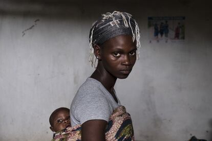 Ayisa es otro ejemplo de cómo el matrimonio forzoso es una epidemia de la que no pueden librarse las niñas de las aldeas de Sierra Leona. Es adolescente, está casada con un hombre de 31 años y su cuerpo pequeño apenas pudo soportar el parto.