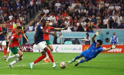 Randal Kolo Muani anotando el segundo gol de Francia a pase de Mbapeé.