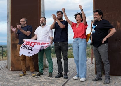 Marta Rovira junto a otros exencausados de Tsunami, en la localidad francesa de Salses, justo antes de cruzar la frontera hacia Cataluña.