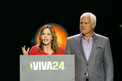 El presidente de la American Conservative Union, Matt Schlapp (derecha), y la directora de estrategia de comunicación durante la presidencia de Donald Trump, Mercedes Schapp, durante su intervención en la convención política de Vox.