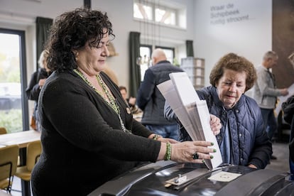 Caroline van der Plas, cabeza del Movimiento Campesino-Ciudadano, ejerce su derecho a voto en Bathmen, Países Bajos, este miércoles. 