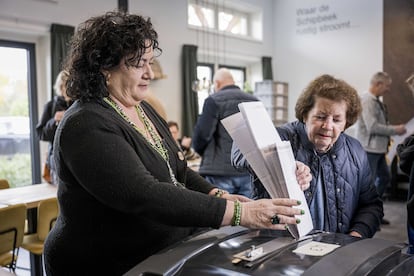 Caroline van der Plas, cabeza del Movimiento Campesino-Ciudadano, ejerce su derecho a voto en Bathmen, Países Bajos, este miércoles.