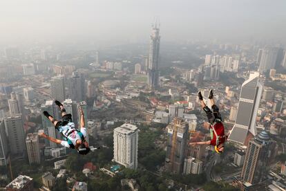 Los saltadores base desde la Torre de Kuala Lumpur en un día nublado durante la 'International Jump Malaysia'.