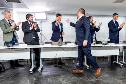 El presidente del PP en Cataluña y candidato del partido a las elecciones catalanas, Alejandro Fernández es recibido entre aplausos a su llegada a la reunión del Comité Ejecutivo Nacional, este martes.
