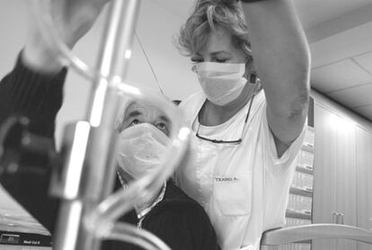 La enfermera Charo Arrien atiende a un paciente en la Residencia de ancianos CALZADA, en Guernika (Vizcaya).