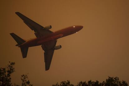 Un avión contra incendios sobrevuela la zona afectada por las llamas, el 23 de julio de 2016.