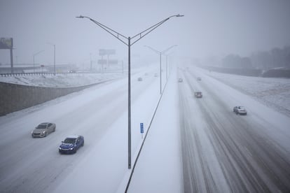 Automovilistas conducen a travs de la nieve a lo largo de una autopista en Louisville, Kentucky. 