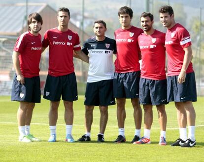 Valverde junto a las nuevas incorporaciones Beñat, Sola, Etxeita, Balenciaga y Herrerin, de izquierda a derecha.