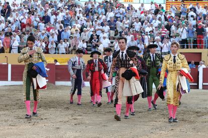 En primer plano, de izquierda a derecha, los matadores Sergio Flores, Gómez del Pilar y Fernando Robleño, acompañados por sus cuadrillas, el pasado domingo en Céret.