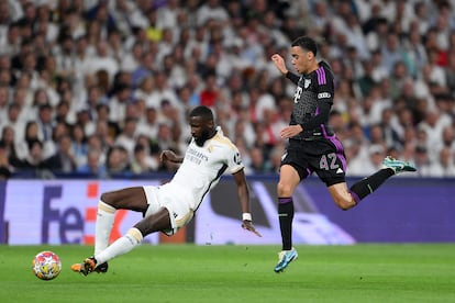 Antonio Ruediger del Real Madrid despeja la pelota ante Jamal Musiala del Bayern.