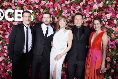 Sam Springsteen. A diferencia de sus padres, Bruce Springsteen y Patti Scialfa (cantante, guitarrista y miembro de la banda de su marido, la E Street Band) y de sus hermanos (Jessica es amazona olímpica y Evan James también es cantante), Sam (primero por la izquierda) tiene una vida mucho más anónima. El hijo pequeño de The Boss trabaja como bombero en Nueva Jersey desde 2020; un oficio que, según confesó su progenitor, había sido siempre su sueño. “Estamos muy orgullosos de él”, añadió el intérprete de 'Born to run'.