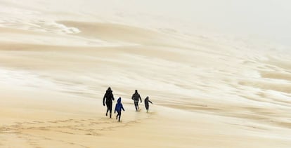 La gente camina sobre la duna de Pilat en La Teste-de-Buch (Francia).