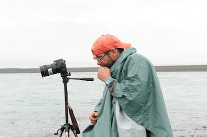 El periodista Clemente Álvarez en el río Elwha, en el Parque Nacional Olympic de Estados Unidos.