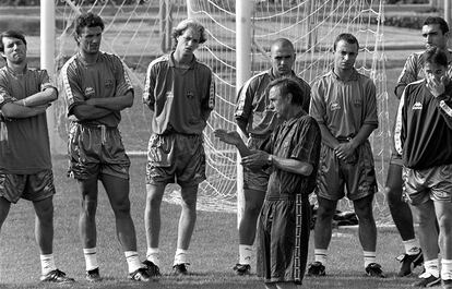 Joan Cruyff da instrucciones a los jugadores del Barcelona, entre ellos De la Peña, y Jordi Cruyff, durante un entrenamiento, en 1995.