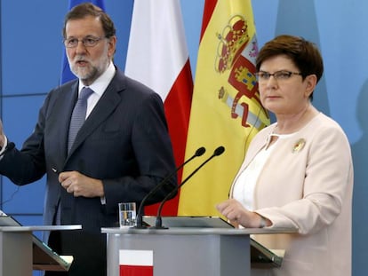 Mariano Rajoy, junto a la primera ministra polaca, Beata Szydlo.