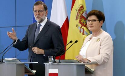 Mariano Rajoy, junto a la primera ministra polaca, Beata Szydlo.