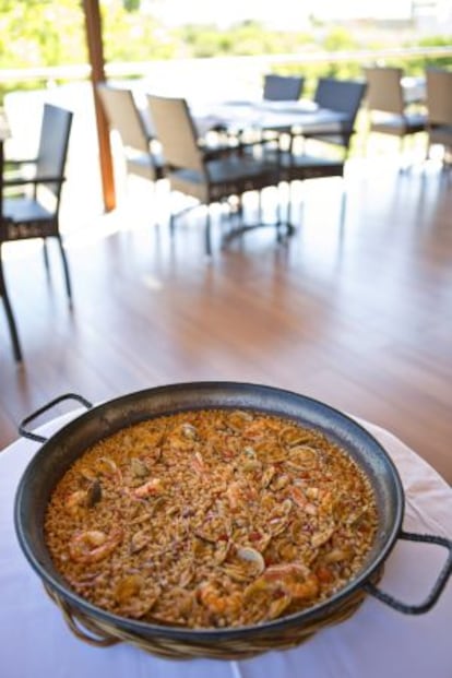 Paella marinera en el restaurante Racó del Riu.