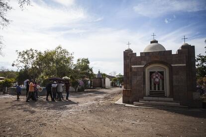 Entierro en el cementerio municipal en Apatzingán, Michoacán.