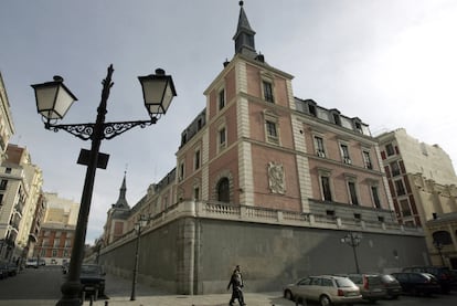 El edificio Salón de Reinos, que ha sido Museo del Ejército de Madrid hasta 2005.