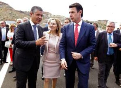 Los ministros de Fomento y Turismo, Ana Pastor y José Manuel Soria, conversan con el alcalde de Mogán, Francisco González (i), durante  la inauguración del tramo de la autovía GC-1 entre las localidades de Puerto Rico y Mogán.