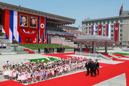 Vista general de la plaza Kim Il Sung en Pyongyang durante la ceremonia oficial de bienvenida. 