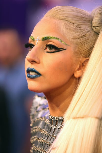 El negro es uno de los colores preferidos de Lady Gaga para los labios. Para recoger sus múltiples European Music Awards de la MTV optó por por dar un paso más: azul irisado con purpurina. De las cejas hablaremos en otro momento...