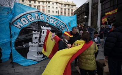 Los integrantes de Hogar Social Madrid no son muchos, pero es uno de los pocos grupos que se diferencia del resto: están juntos, con una pancarta que les identifica, y venden camisetas de su asociación. Melisa Ruiz, su presidenta —aunque ella prefiere definirse como “responsable”—, explica que han venido a estar “al lado de los españoles, más allá de ideologías o filiaciones políticas”. En la imagen, asistentes a la concentración de Colón que forman parte de Hogar Social Madrid.