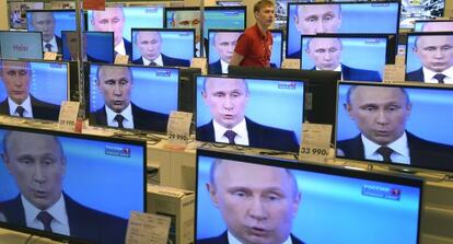 Las televisiones de una tienda de Moscú muestran a Putin en 2014.