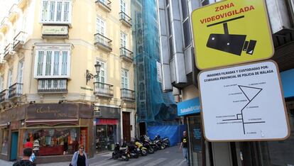 Aviso de vigilancia en una ciudad de Málaga.