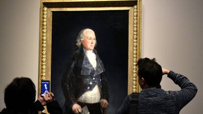 Dos visitantes contemplan en El Prado el retrato del duque de Osuna.