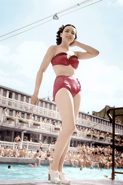 Imagen del desfile organizado por el diseñador en la Piscina Molitor de París en 1949.