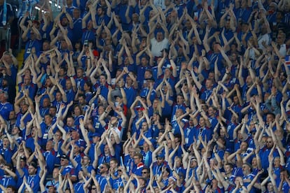 La afición de Islandia en la grada del Spartak Stadium, durante el partido contra Argentina.