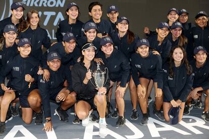 La victoria en la final se produjo en el sexto enfrentamiento entre Muguruza y Kontaveit; el balance es de cuatro triunfos para la española y dos para la estonia. En la imagen, la tenista posa con los recogepelotas tras el partido.