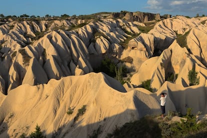 Cuando vean la típica foto de globos en el cielo de la Capadocia, en Turquía, el paisaje que queda debajo será, probablemente, el del parque nacional de Göreme y Sitios Rupestres de Capadocia, un auténtico museo al aire libre, patrimonio mundial, y el parque menos “natural” de esta fotogalería: una sucesión de valles modelados por la erosión, con chimeneas de hadas, monasterios, viviendas y aldeas trogloditas y subterráneas excavadas en la roca y levantadas a partir de los siglos III y IV. Se puede recorrer a caballo o en rutas de senderismo.