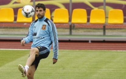 Cesc toca bal&oacute;n en un entrenamiento.