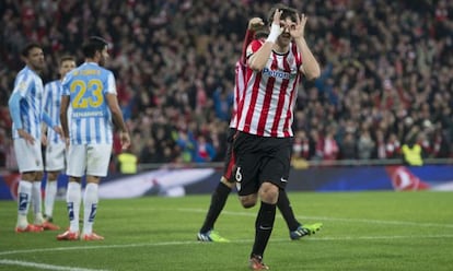 Mikel San José celebra su gol.