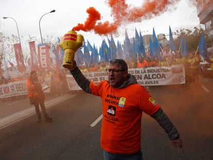 Trabadores de Alcoa en una manifestación de 2019 contra el cierre de las plantas en La Coruña y Avilés.