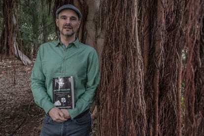 Alvaro Santana, escritor, en el parque García Sanabria de Santa Cruz de Tenerife. Foto: Rafa Avero