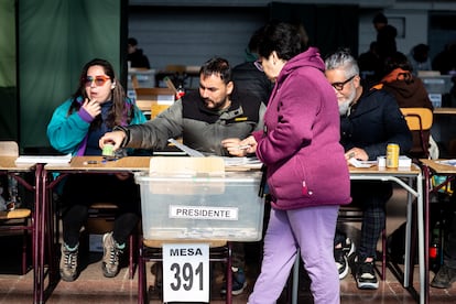 Una mujer emite su voto durante la jornada de elecciones primarias presidenciales en Santiago, Chile.