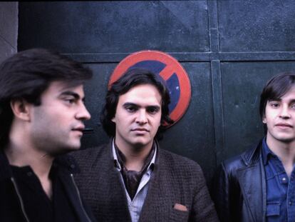 Álvaro, Javier y Enrique Urquijo (Los Secretos), en la entrada del local Tablada, en 1982.