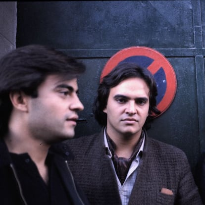 Álvaro, Javier y Enrique Urquijo (Los Secretos), en la entrada del local Tablada, en 1982.