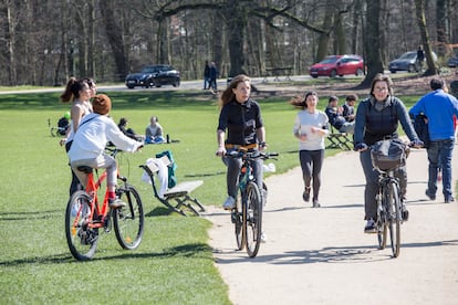 Gente pasea, corre y pedalea en el Bois de la Cambre de Bruselas, este miércoles, día de inicio del confinamiento.